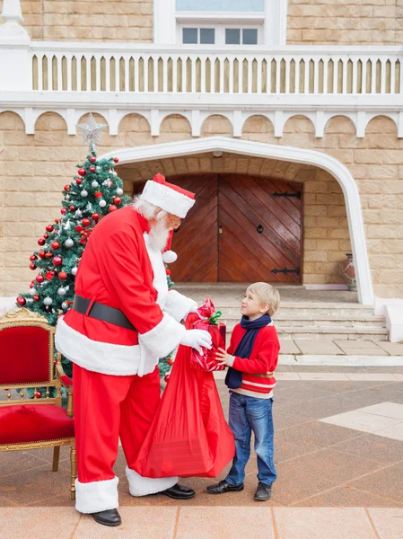 Garçon recevant un cadeau du Père Noël — Photo