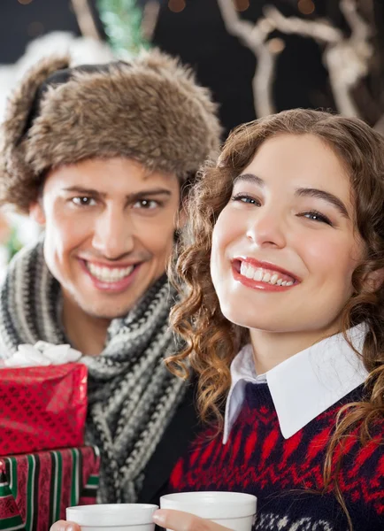 Pareja feliz en la tienda de Navidad — Foto de Stock