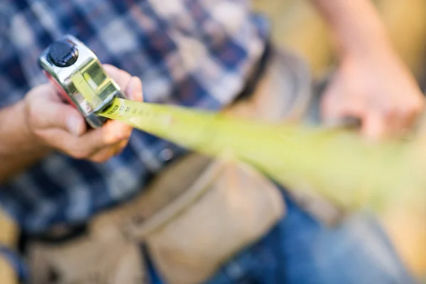 Snickare anläggning måttband utomhus — Stockfoto