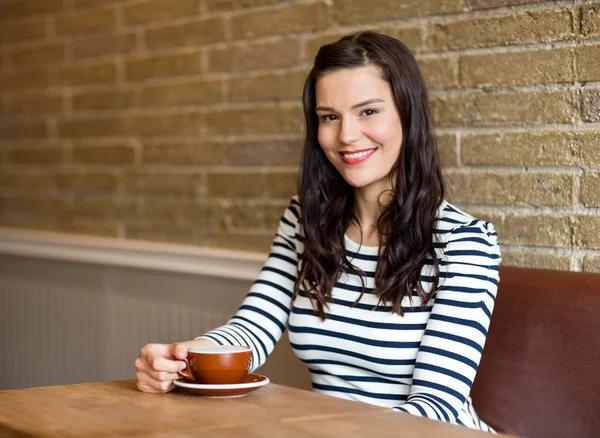 Atrakcyjna kobieta w kawiarni z kawy — Zdjęcie stockowe