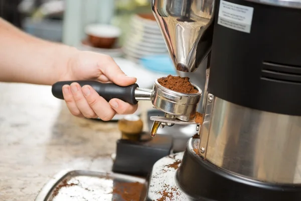 Barista drží portafilter s mletou kávu v kavárně — Stock fotografie