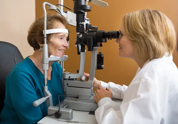 Onderzoeken vrouw visie oogarts — Stockfoto