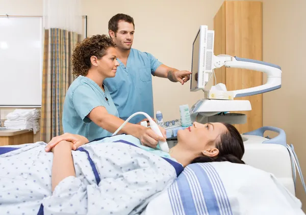 Krankenschwestern bei Ultraschalluntersuchungen — Stockfoto