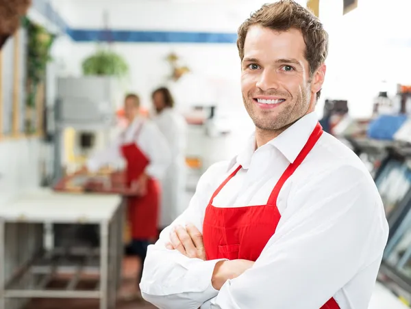 Happy Butcher Standing Arms Crossed At Store — Stock Photo, Image