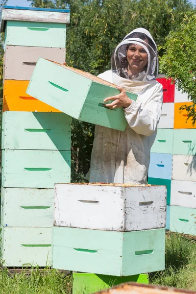 Apiculteur portant une boîte en nid d'abeille à Apiary — Photo