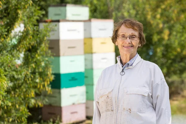 Jistý ženský včelaře na včelín — Stock fotografie