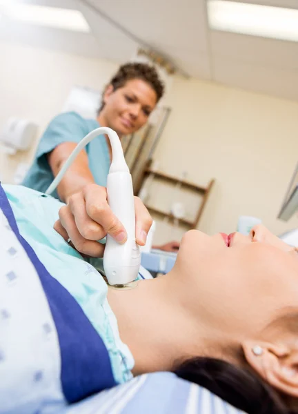 Patient im Ultraschall der Schilddrüse — Stockfoto