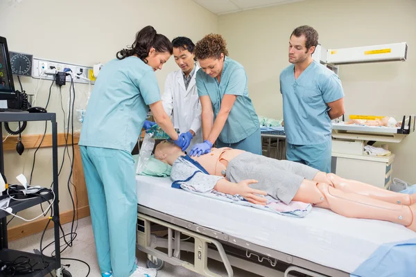 Krankenschwester führt cpr auf Dummy-Patient — Stockfoto