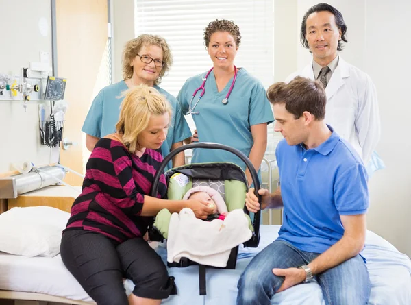 Team medico di successo con neonato e genitori in Hospita — Foto Stock