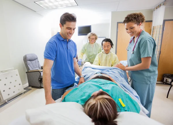 Happy Medical Team And Husband Looking At Pregnant Woman — Stock Photo, Image