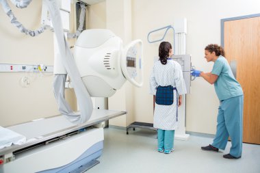 Hemşire hasta için ayarlama xray makine
