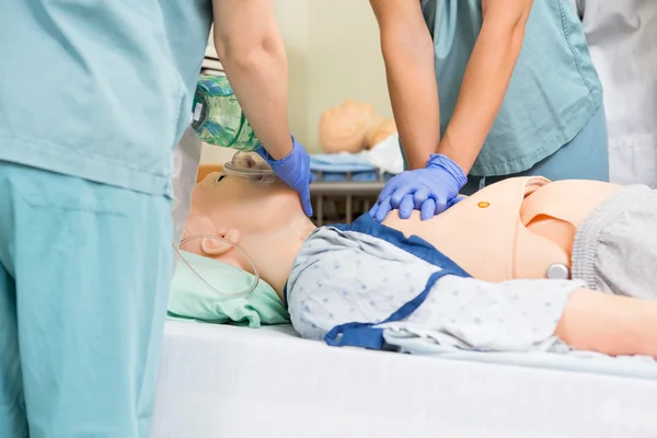Enfermeira Realizando RCP em Paciente Dummy — Fotografia de Stock