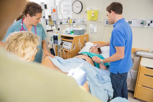 Ärzte bringen Baby im Krankenhaus zur Welt — Stockfoto