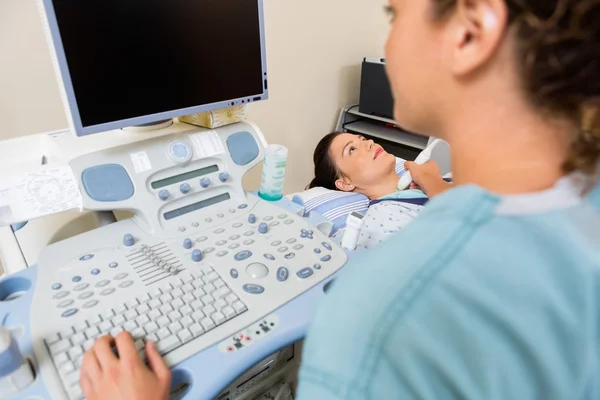 Enfermeira usando o tratamento por ultrassom no pescoço do paciente — Fotografia de Stock