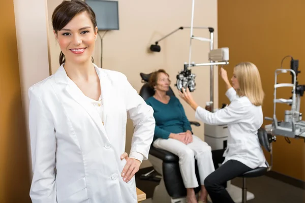 Optometrista Confiante com Paciente Examinando Colega — Fotografia de Stock