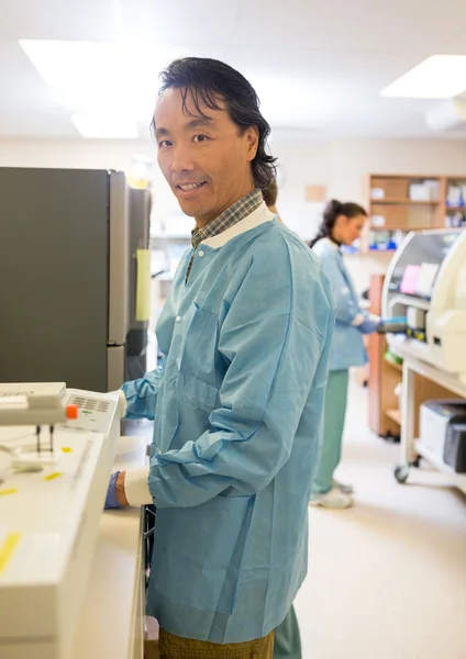 Wetenschapper werkzaam in laboratorium — Stockfoto