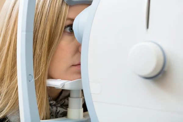 Los ojos del paciente siendo examinados por la cámara digital de la retina — Foto de Stock