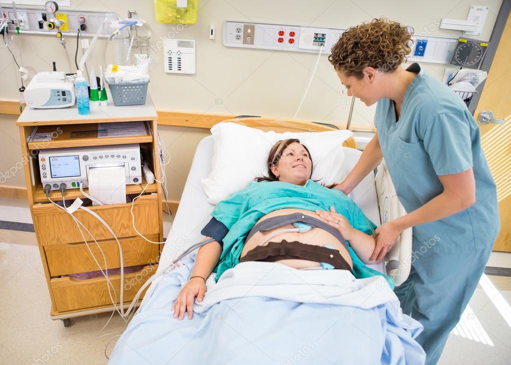 Nurse Communicating With Pregnant Patient Lying In Hospital Bed — Stock
