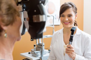 optometrist kıdemli kadının gözleri incelenmesi