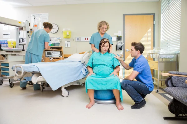 Mãe de nascimento no hospital tendo Contração — Fotografia de Stock