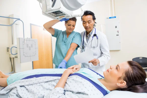 Équipe médicale préparant le patient dans la salle de rayons X — Photo