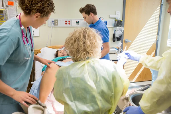 Woman Giving Birth in Hospital — Stock Photo, Image