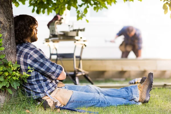 Construction Worker Leaning On Tree Trunk — Stock Photo, Image