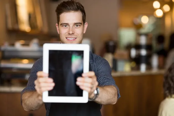 Proprietario del caffè che tiene la compressa digitale nel ristorante — Foto Stock