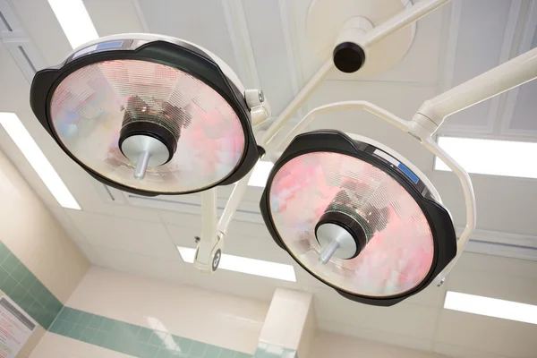 Stropní světla v místnosti operace — Stock fotografie