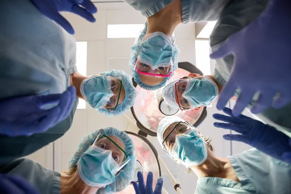 Multiethnic Medical Team With Masks And Scrubs In Operation Room — Stock Photo, Image