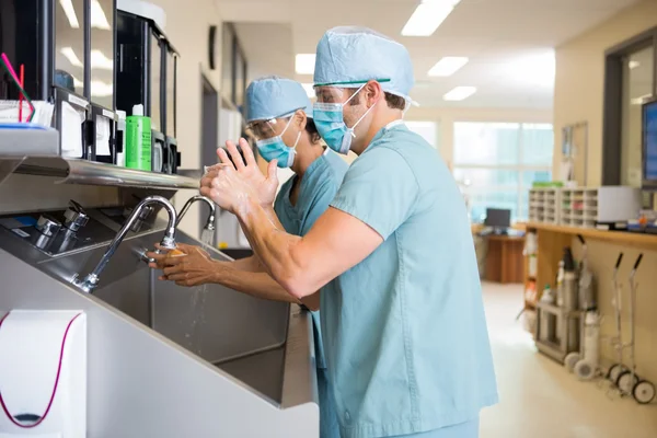 Surgical Staff Scrubbing Hands and Arms — Stock Photo, Image