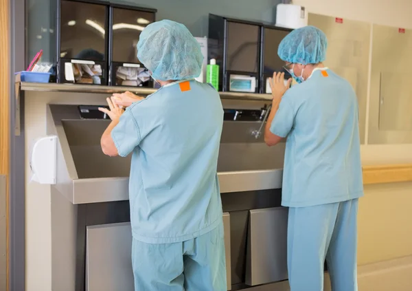 Surgeons Washing Hands At Washbasin — Stock Photo, Image