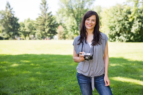 Femme avec appareil photo numérique dans le parc — Photo