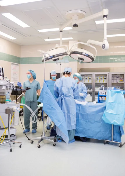 Doctors Operating Patient — Stock Photo, Image