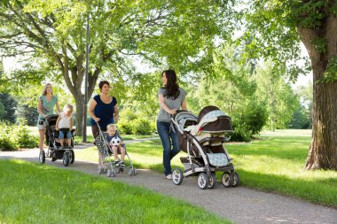 Anne ile bebek Park'ta yürüyordunuz küçük yük arabalar