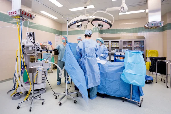 Sala de operações com equipe cirúrgica — Fotografia de Stock