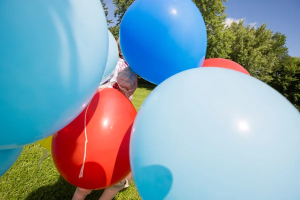 Çocuk park holding balonlarda — Stok fotoğraf