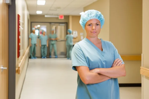 Orvos állandó karokkal a kórházi folyosó — Stock Fotó