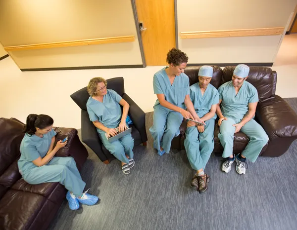 Medicinska teamet med tekniker i sjukhusets väntrum — Stockfoto