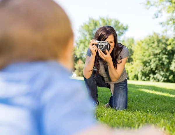 Mujer Fotografiando bebé hijo — Foto de Stock