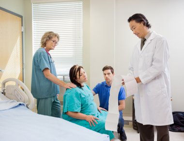 hamile kadına Fetal monitörü raporu açıklayan doktor