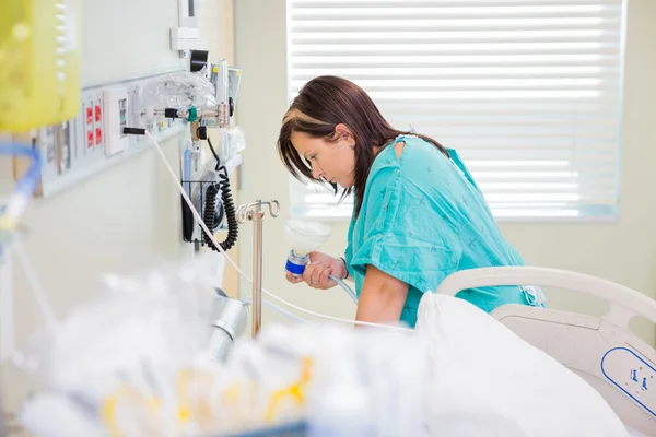 Mujer embarazada sosteniendo máscara de óxido nitroso en la habitación del hospital — Foto de Stock