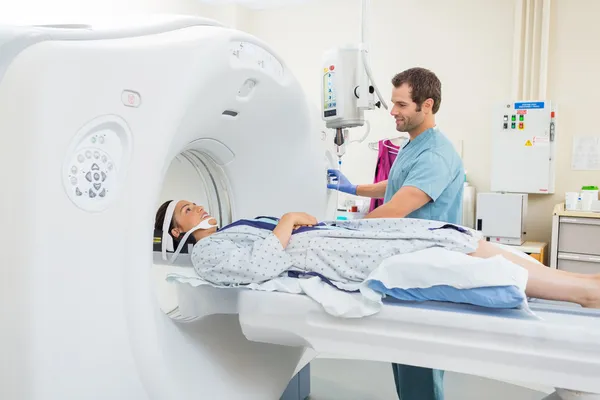 Verpleegkundige voorbereiden patiënt voor ct scan in het ziekenhuis — Stockfoto