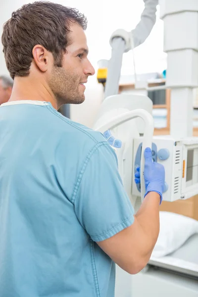 Krankenschwester justiert Röntgengerät — Stockfoto