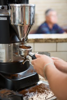barista kahve öğütme
