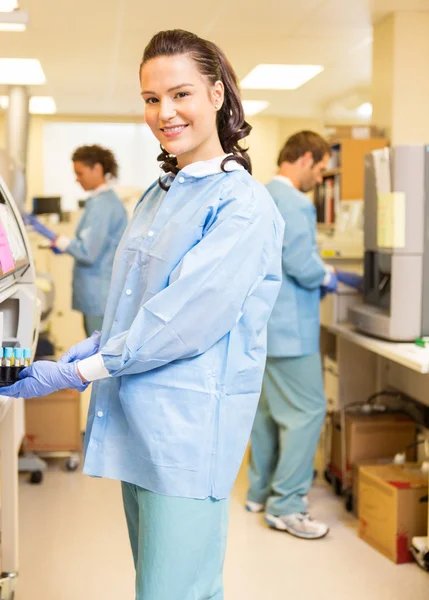 Forskare med testtube hållare i laboratorium — Stockfoto
