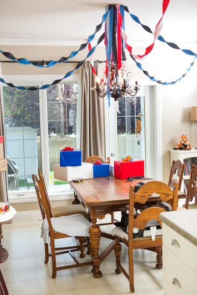 Presentes de aniversário na mesa de jantar — Fotografia de Stock