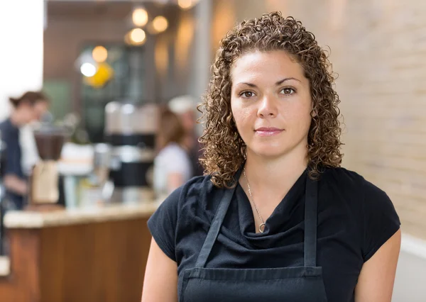 Schöne Besitzerin an der Espresso-Bar — Stockfoto