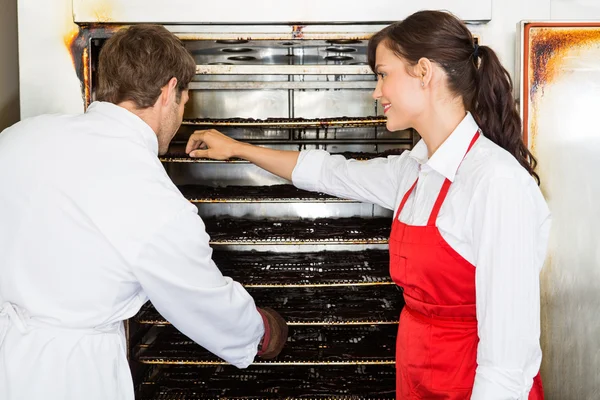 Trabajadores secando carne en horno en la carnicería —  Fotos de Stock