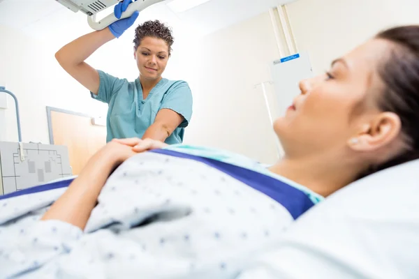 Krankenschwester bereitet Patientin auf Röntgen vor — Stockfoto